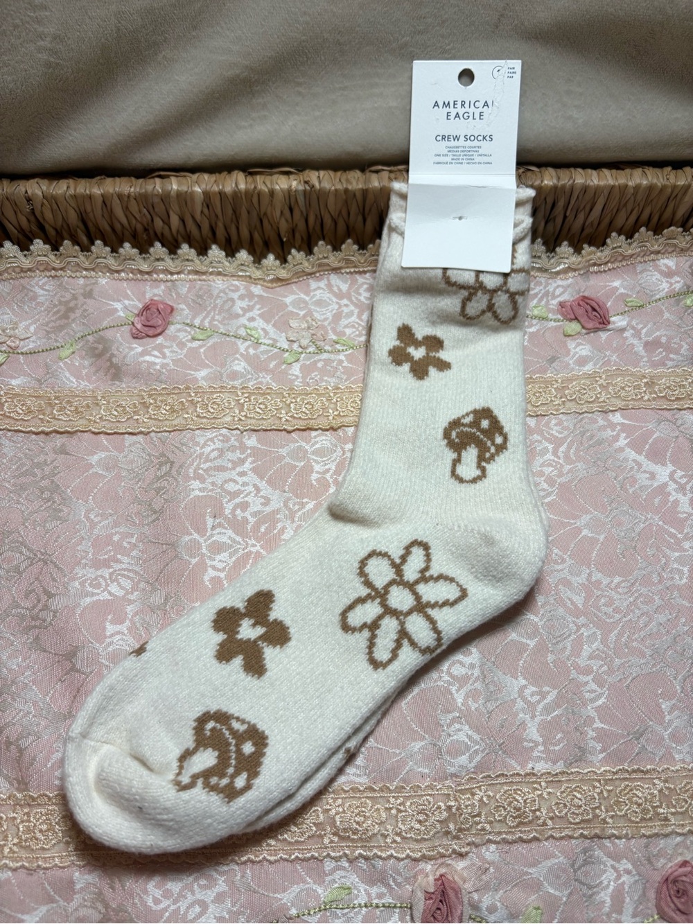 American Eagle Crew Socks NWT White Peace Sign Flower Mushroom Cozy One Size